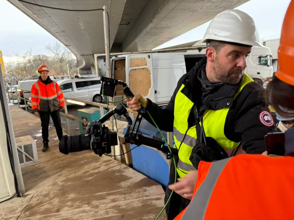 Film-Set: Kamera und Crew bei der Arbeit